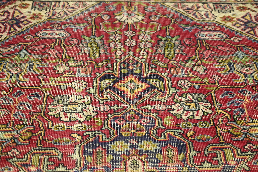 red Medium rug 5' 6" x 7' 7"