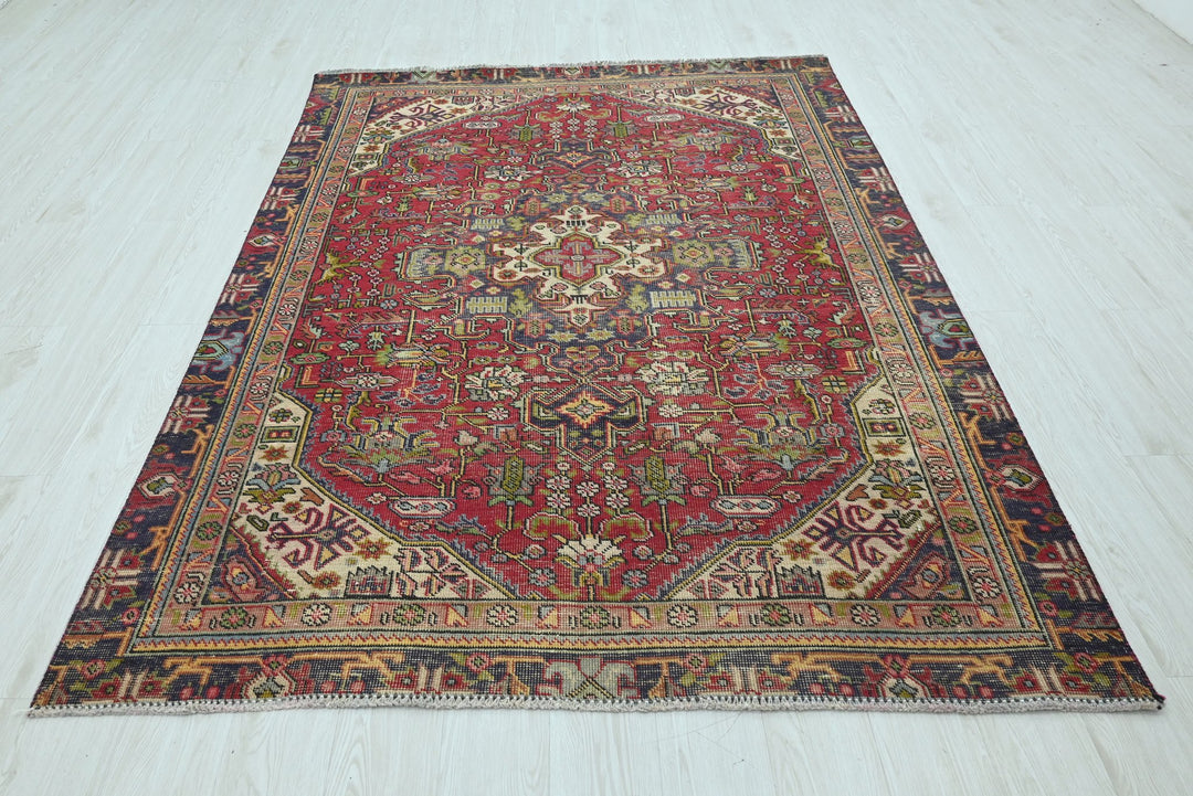 red Medium rug 5' 6" x 7' 7"