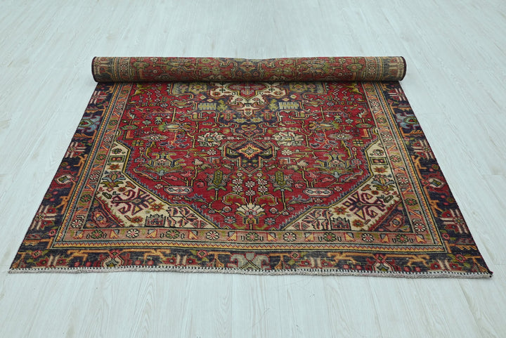 red Medium rug 5' 6" x 7' 7"