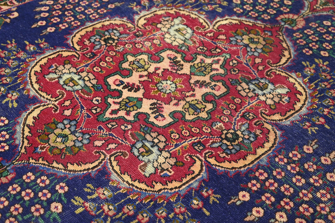 blue Large rug 6' 7" x 9' 8"