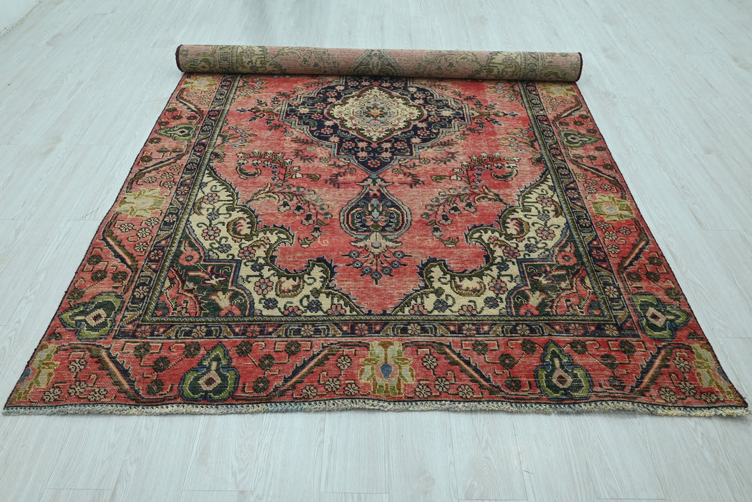 red Medium rug 6' 0" x 8' 10"