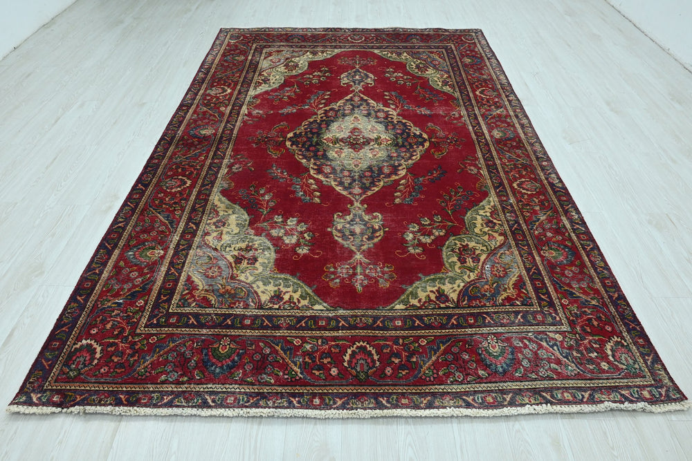 red Large rug 6' 3" x 9' 9"