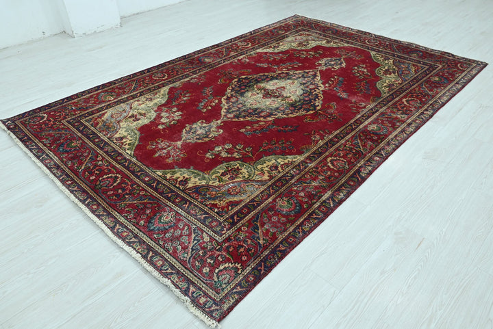 red Large rug 6' 3" x 9' 9"