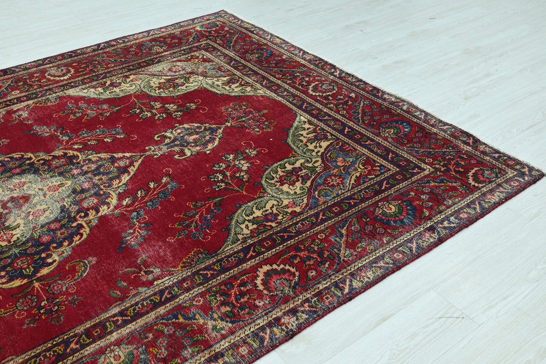 red Large rug 6' 3" x 9' 9"