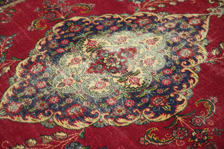 red Large rug 6' 3" x 9' 9"