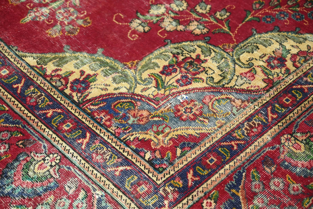red Large rug 6' 3" x 9' 9"