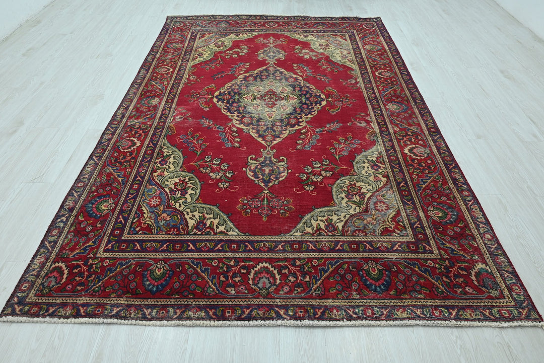 red Large rug 6' 3" x 9' 9"