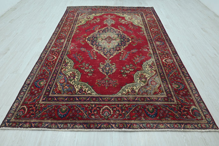 red Large rug 6' 3" x 9' 9"