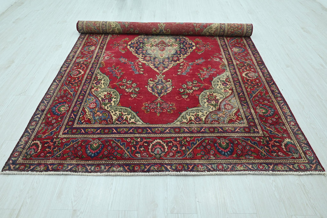 red Large rug 6' 3" x 9' 9"
