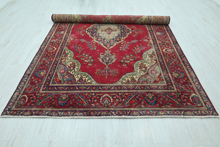 red Large rug 6' 3" x 9' 9"