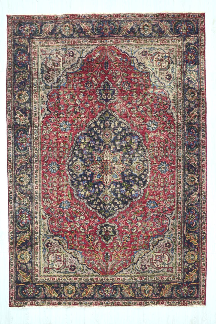 red Large rug 6' 8" x 9' 8"