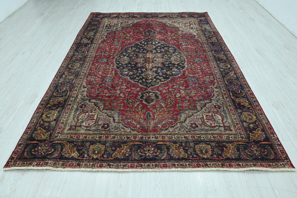 red Large rug 6' 8" x 9' 8"