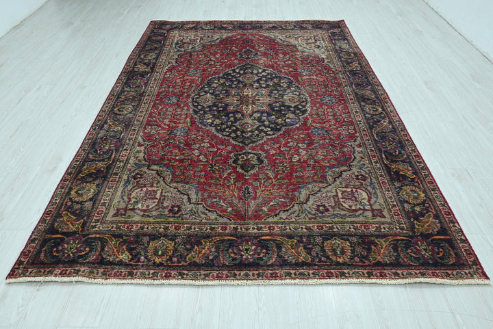 red Large rug 6' 8" x 9' 8"