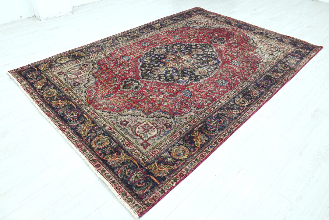 red Large rug 6' 8" x 9' 8"
