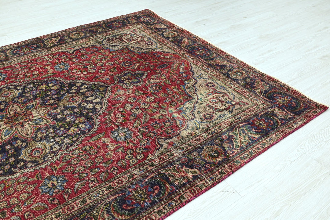red Large rug 6' 8" x 9' 8"