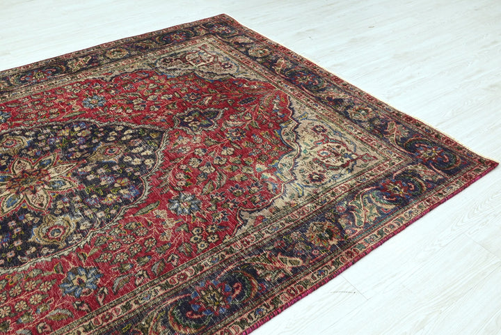 red Large rug 6' 8" x 9' 8"
