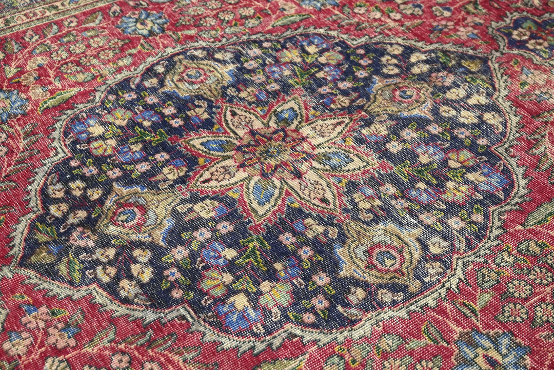 red Large rug 6' 8" x 9' 8"
