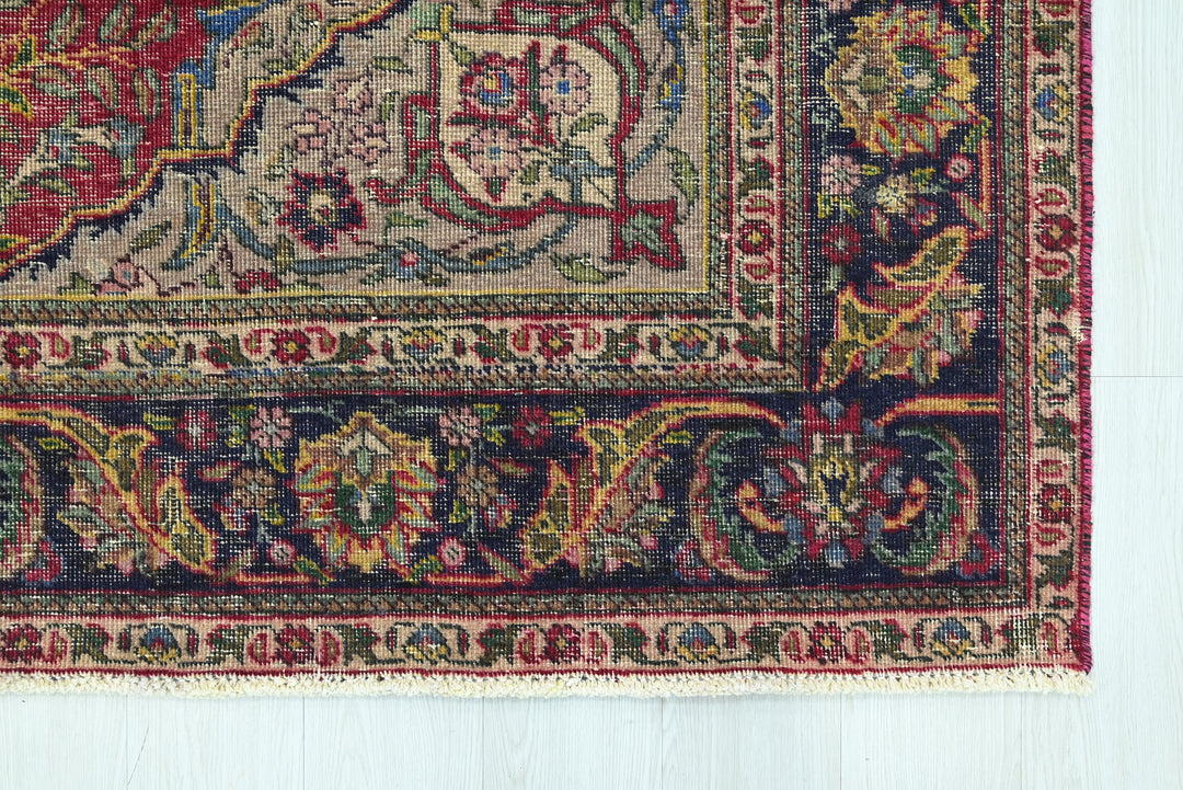 red Large rug 6' 8" x 9' 8"