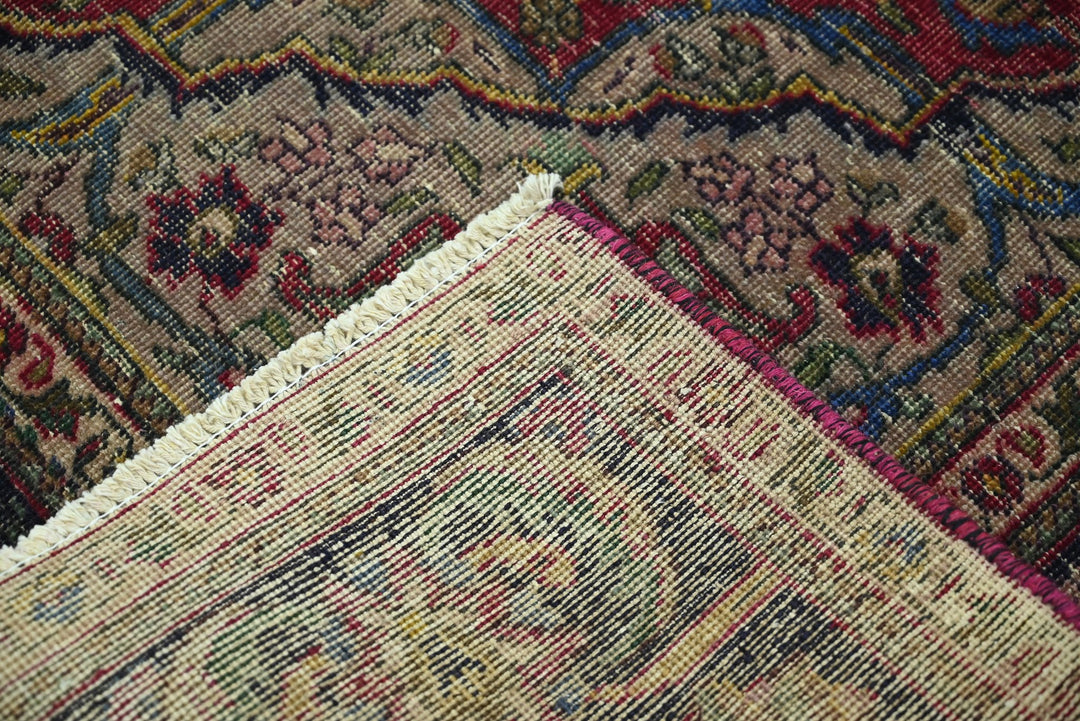 red Large rug 6' 8" x 9' 8"
