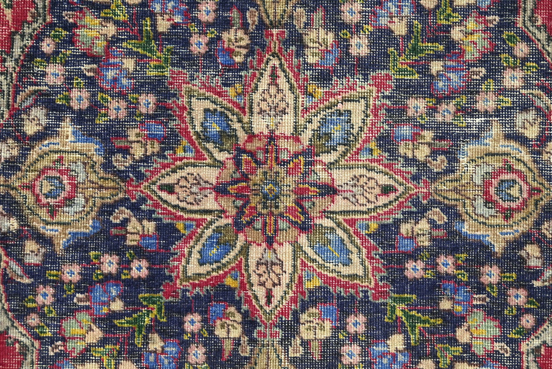 red Large rug 6' 8" x 9' 8"