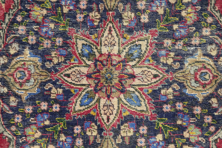 red Large rug 6' 8" x 9' 8"