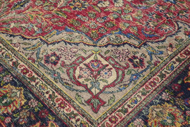 red Large rug 6' 8" x 9' 8"