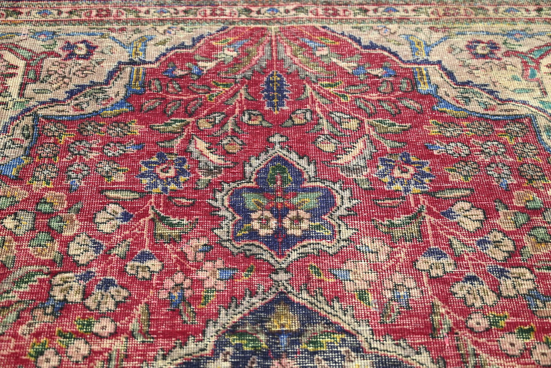 red Large rug 6' 8" x 9' 8"