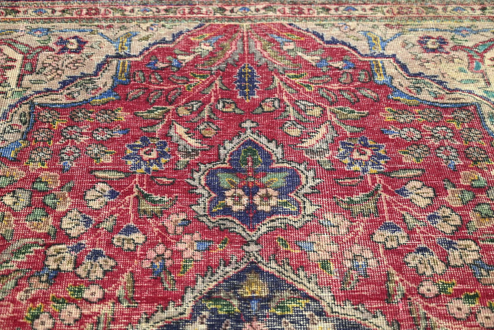 red Large rug 6' 8" x 9' 8"