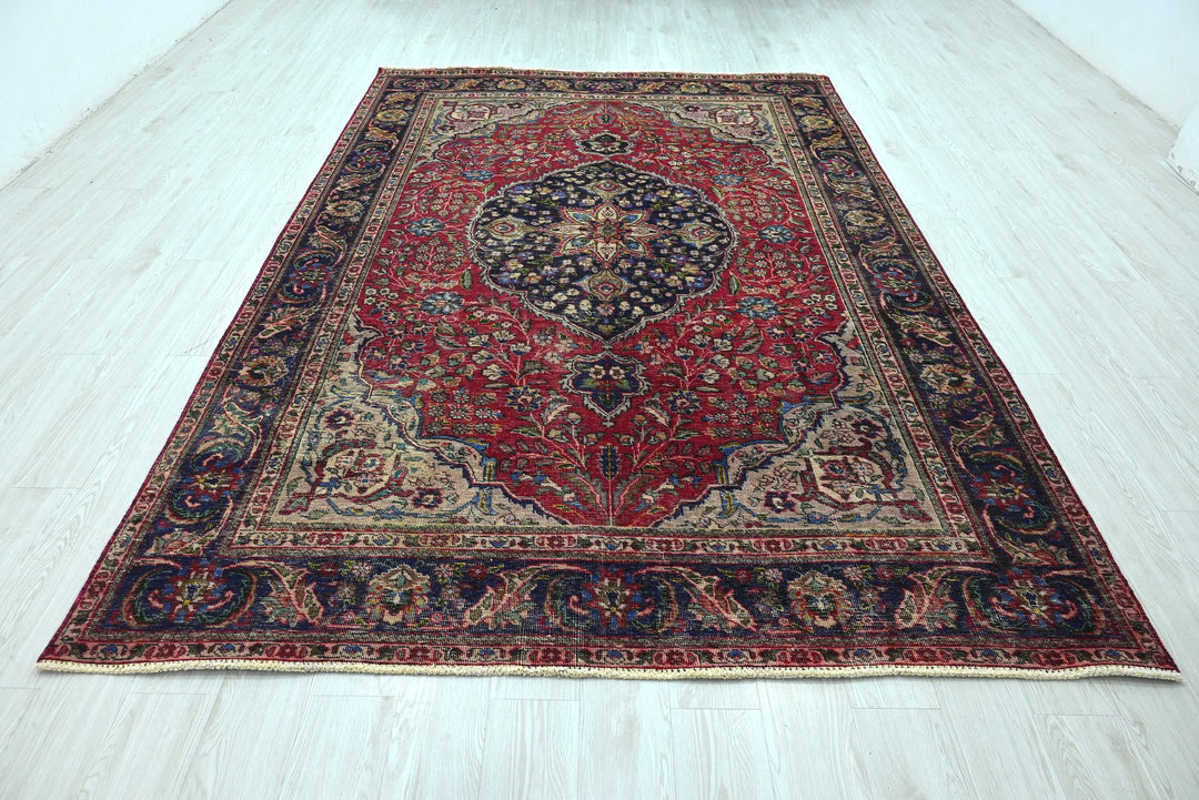 red Large rug 6' 8" x 9' 8"