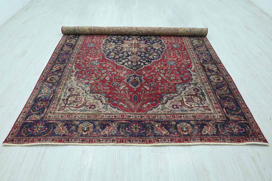 red Large rug 6' 8" x 9' 8"