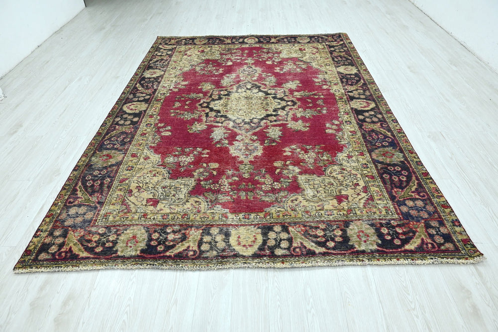 red Large rug 6' 11" x 9' 4"