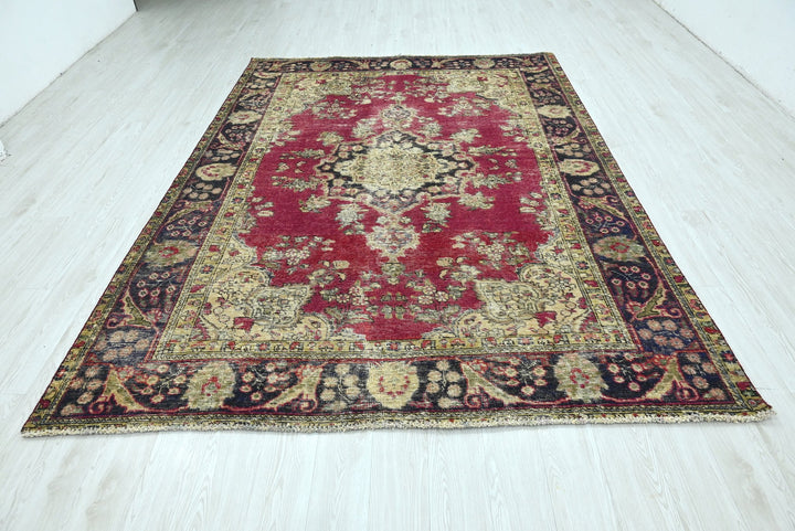 red Large rug 6' 11" x 9' 4"