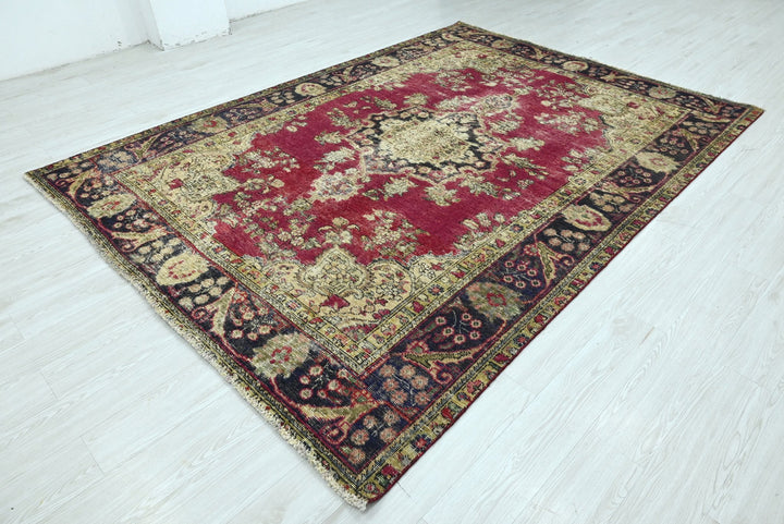 red Large rug 6' 11" x 9' 4"