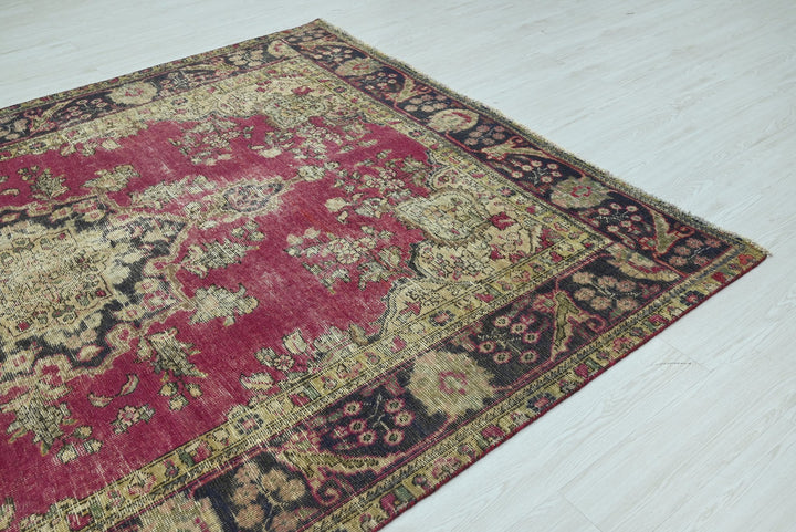 red Large rug 6' 11" x 9' 4"