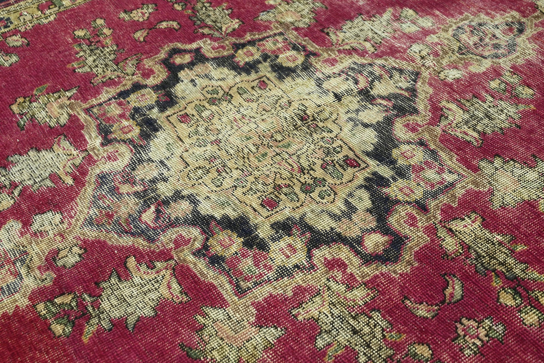 red Large rug 6' 11" x 9' 4"