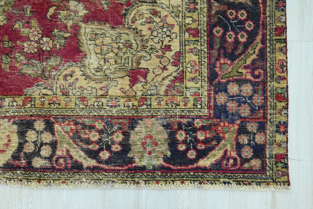 red Large rug 6' 11" x 9' 4"