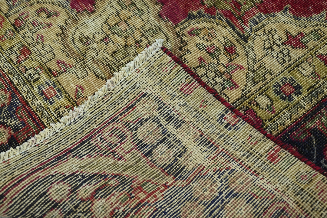 red Large rug 6' 11" x 9' 4"