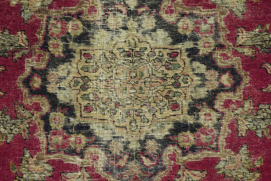 red Large rug 6' 11" x 9' 4"