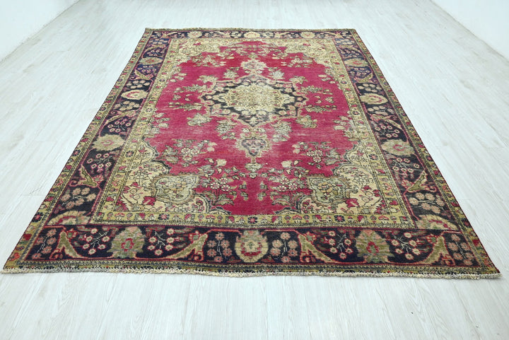 red Large rug 6' 11" x 9' 4"