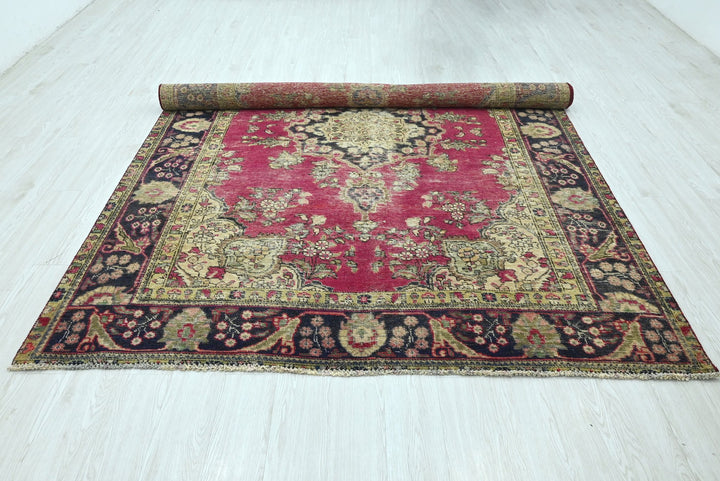 red Large rug 6' 11" x 9' 4"
