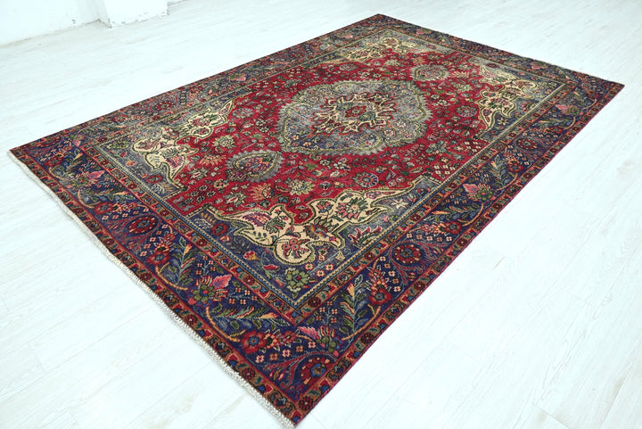 red Medium rug 6' 5" x 9' 3"