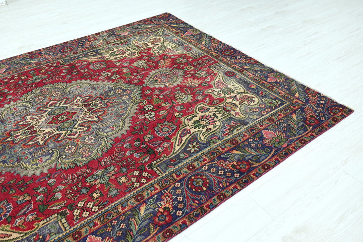 red Medium rug 6' 5" x 9' 3"