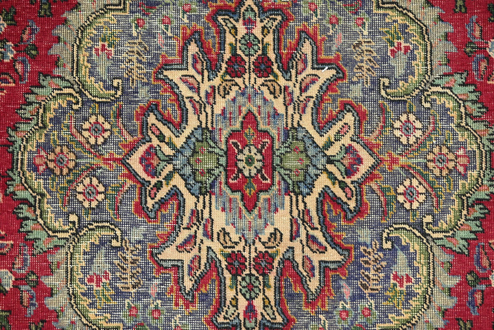 red Medium rug 6' 5" x 9' 3"