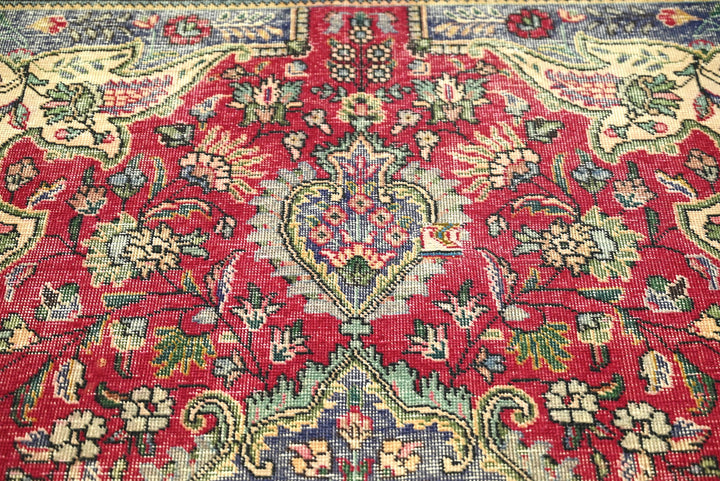 red Medium rug 6' 5" x 9' 3"