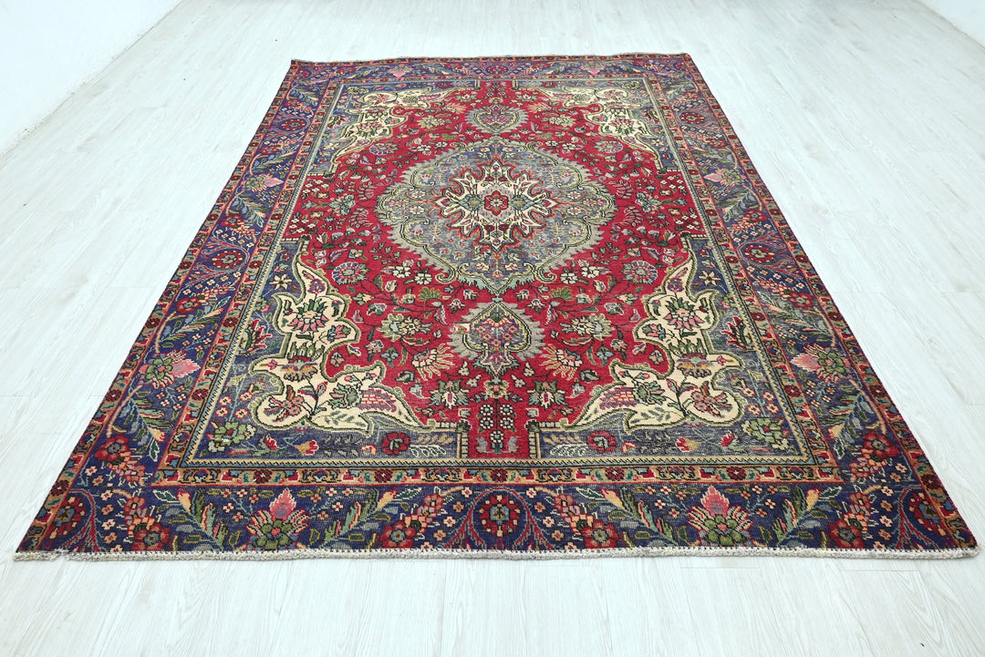 red Medium rug 6' 5" x 9' 3"