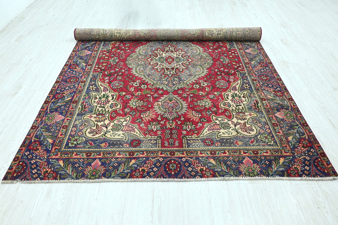 red Medium rug 6' 5" x 9' 3"