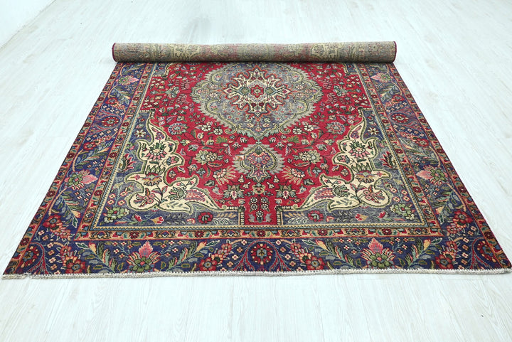 red Medium rug 6' 5" x 9' 3"