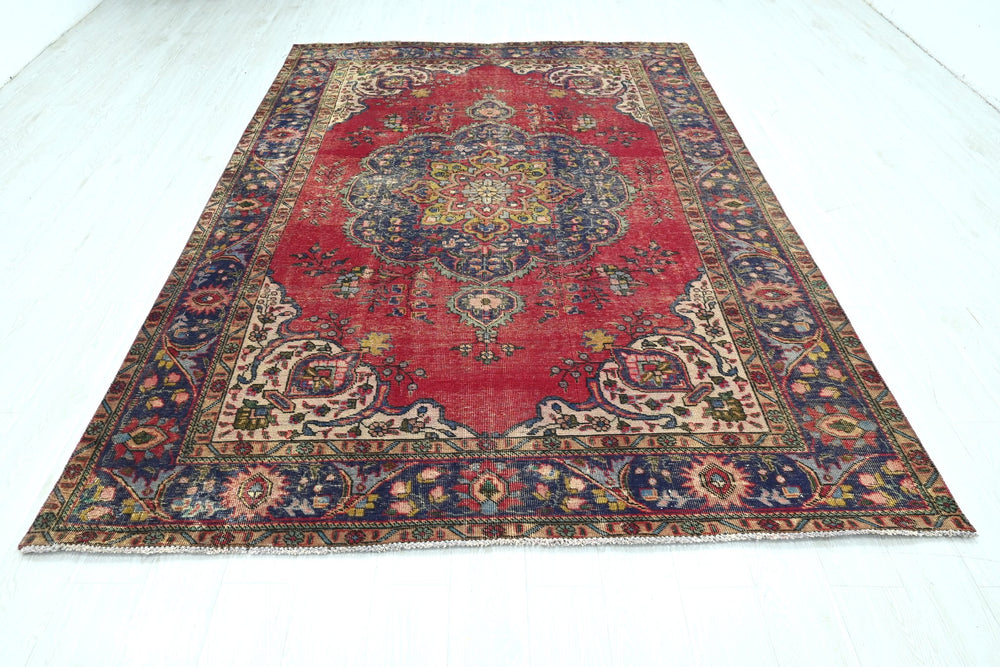 red Large rug 6' 7" x 9' 8"