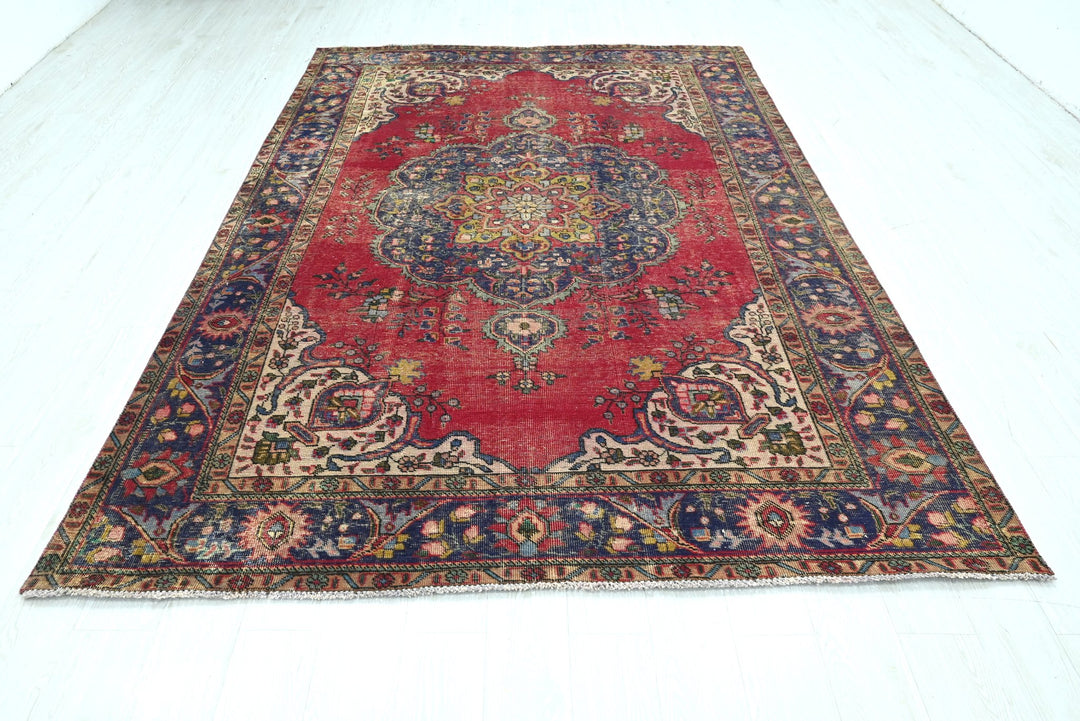 red Large rug 6' 7" x 9' 8"