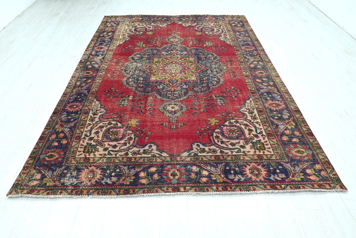 red Large rug 6' 7" x 9' 8"
